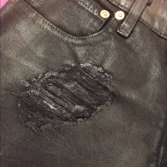 Short shorts - Picture 2 of 5